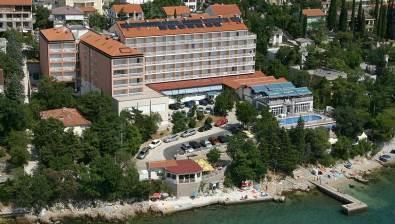 Smart Selection Hotel MEDITERAN*** Poloha: Hotel sa nachádza v mestečku Mošćenička Draga v blízkosti známej okruhliakovej pláže Sipar.