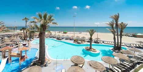 Roquetas de Mar. Od krásné, široké e je oddělen pouze pobřežní promenádou s mnoha obchůdky, bary a restauracemi. Z hotelu je možnost přímého vstupu na.