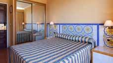 Hotel je vybaven nonstop recepcí, výtahem, hotelovou restaurací, barem u recepce a u bazénu, Wi Fi v recepci zdarma (60 minut denně), internet (za poplatek), obchod se suvenýry, úschovna zavazadel,