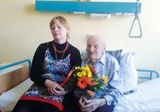 Ke gratulacím k 102. narozeninám se připojil celý personál LDN i vedení polikliniky. Na oslavě nechyběl ani dort.