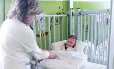 oddelenia v Komárne MUDr. Tamás Hollósy s tým, že pacientky sa môžu na mamografické vyšetrenie v nemocnici objednať osobne alebo telefonicky na čísle +421 35 7909 311.