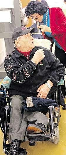 Lépe teď dosáhnou na pomůcky, dříve na speciální automobil nebo se jim zvýšuje invalidní důchod. Větší výběr zvláštních pomůcek.