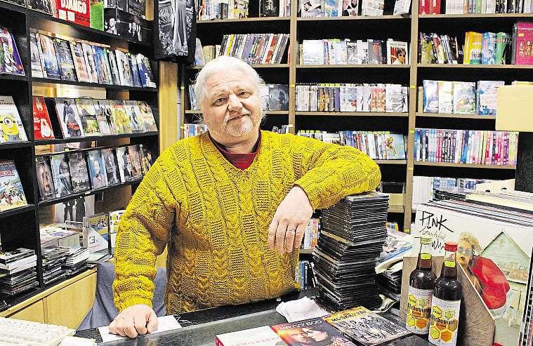 Trutnovsko 26. ledna 2018 3 Půjčovna filmů jakoosud. Majiteljiprovozuje čtvrt století Ve Dvoře Králové nad Labem je jedna zposledních kamenných videopůjčoven unás.