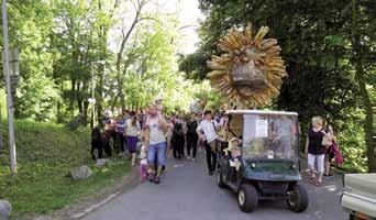 Ve večerních hodinách prošel zoologickou zahradou lampionový průvod. Na louce u Australské farmy byla připravená světlušková světelná show.