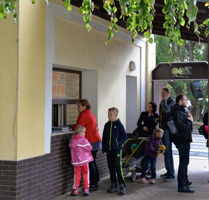 Činnost útvaru kontaktu s veřejností Ing. Věra Vrabcová NÁVŠTĚVNOST V roce 2017 prošlo branami zoologické zahrady celkem 163 994 návštěvníků, z toho bylo 75 179 dětí.