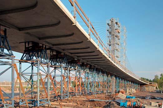 Samotná montáž závěsů probíhala od středu mostu k jeho koncům, střídavě po dvou závěsech na levé a pravé straně lávky (obr. 15b, 15c a 18).