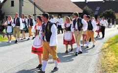 16: Jak ohrožovali? Normálně v odluhách podřízli májku! To byla ostuda, že si ji odlužáci neohlídali! aše Drbátko v multifunkčním sále městského úřadu.
