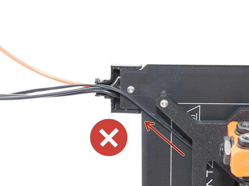 Znovu se ujistěte, že kabel termistoru není napnutý pod vyhřívanou podložkou a prochází podél napájecího kabelu