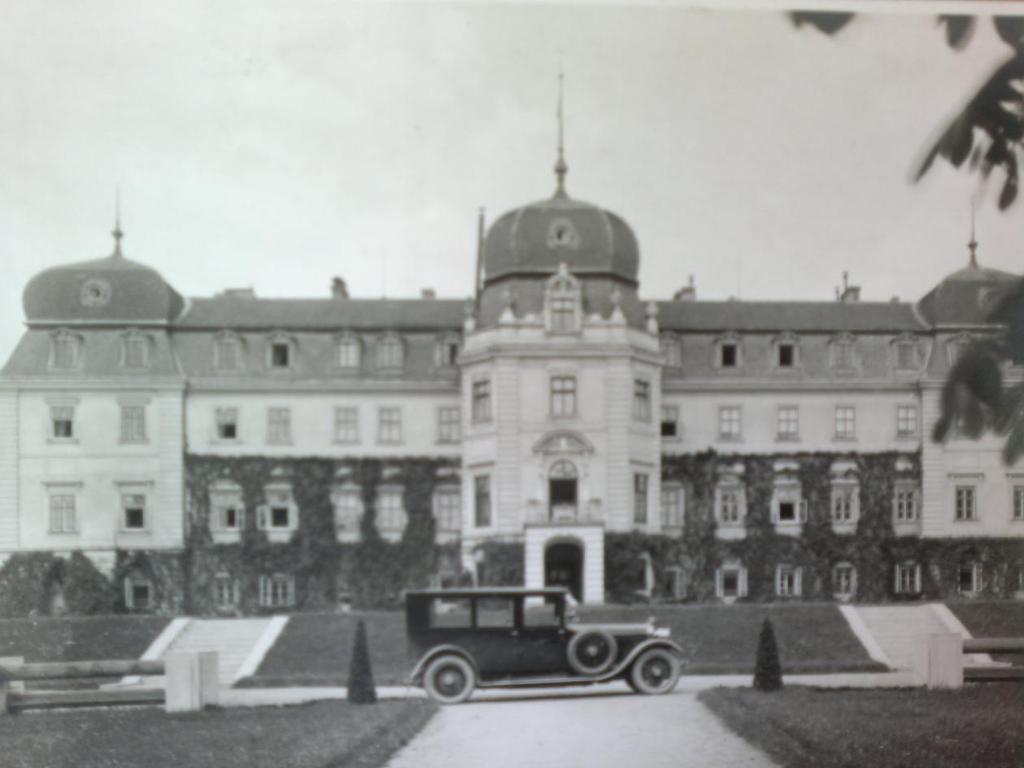 Obrazová příloha 1. Škoda Hispanio Suiza, dobová fotografie při předávání osobního automobilu panu prezidentovi v Lánech.
