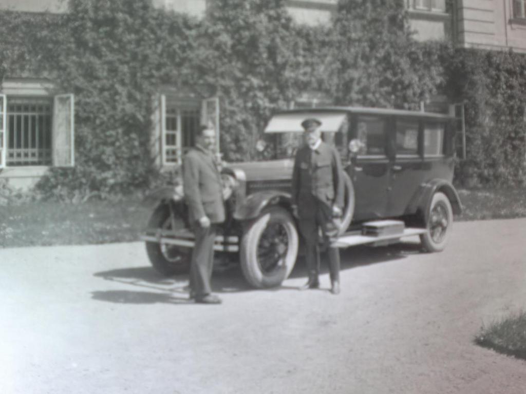2. Škoda Hispanio Suiza, dobová fotografie při předávání osobního automobilu v Lánech, panu prezidentovi T. G. Masarykovi.