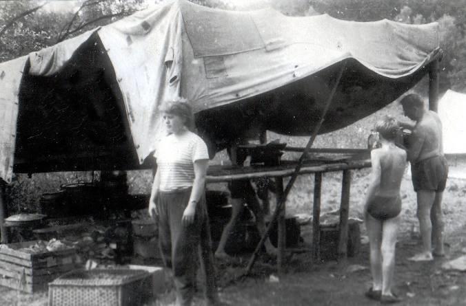 návštěvě. Tábor byl jen desetidenní. Dřevo z loňských podsad jsme ihned po táboře prodali zemědělcům na králikárny, neboť jsme počítali s likvidací.