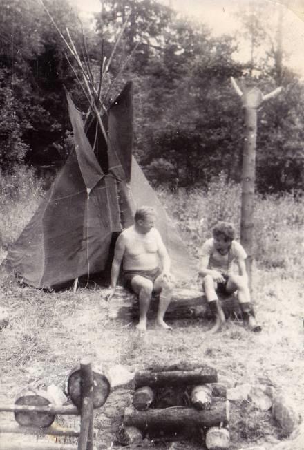 polokruhovou základnu jen tři metry širokou. Nikdy jsem tee-pee do té doby neviděl. Když jsme v něm podpálili oheň, kouřová clona se držela jen asi 130 cm vysoko.