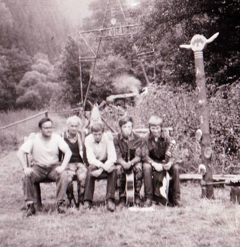 Celý oddíl si v něm mohl posedat na bobek. Tee-pee se pak v letech 1971 až 2002 osvědčilo asi na čtyřiceti pěti táborech pionýrů a pionýrek ze 78.