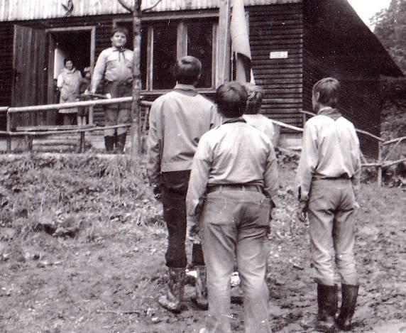 ležení na posteli neuměl domyslit některé situace, jako by ještě byl v mateřské škole. Na ostřížím táboře 1972 v Karlově Pláni jsem neměl žádné starosti, jen jsem pomáhal Nemovi při výchově.