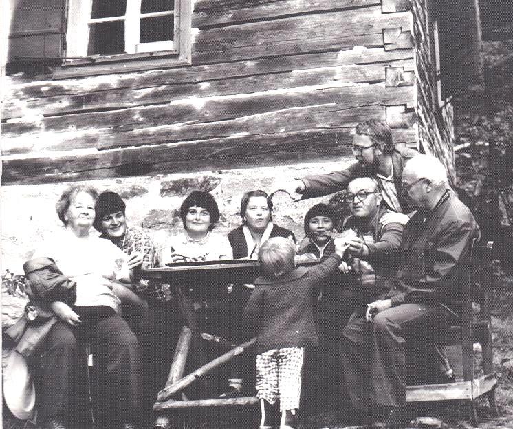 přihodilo. Uzené jsme dali v hrnci na stůl, chatu jsme zamkli a vydali se všichni na houby. Houby rostly, bylo deštivo. Když začalo poprchat, šli jsme s dětmi domů.