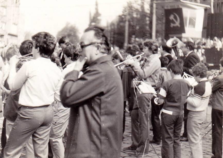 večírek půjčili papuče. Vím to od našeho pana kapelníka, který tam generálovi hrál na harmoniku. Starý generál v papučkách tančil i častušky a kozáčka. Moc mu to ale nešlo.