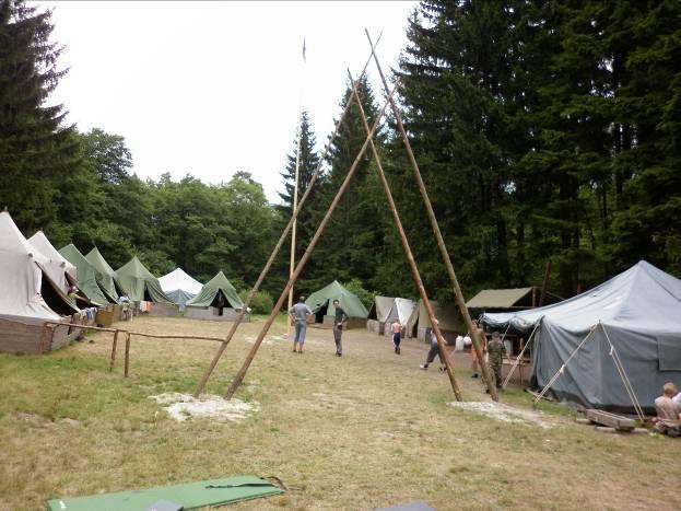 klavír - křídlo a bar. Nebyl jejich oltářem? V té klubovně od začátku vzkříšení skautingu sídlily Dívky Zoraviny, vedené naší Petrou-Ňamem.