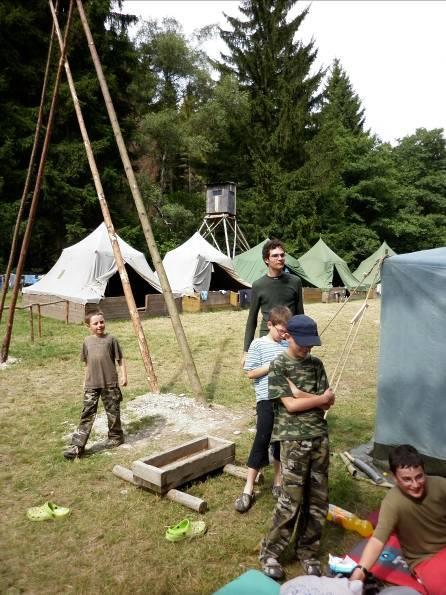 Jesenická lesní škola Na 7. března 1990 jsem dostal pozvání od bratra Šráma na celostátní ustavující schůzi lesních škol. Pamatuji se, že z Olomoučáků tam byli bratři Čuřil, Baby a Dan.