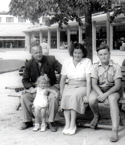 Na kole jsem musel vyšlápnout kopec u Zádveřic a pak jsem sjížděl k luhačovické přehradě. Tam jsem se šel okoupat. Zdáli jsem viděl, jak se nad vodou klenou dvě velikánská břicha.