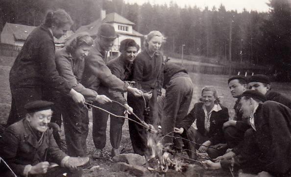 činovník střediska, kterému chata patřila. Při vystupování z vlaku v Ústí nad Orlicí jsme se nemohli dostat z vagonu. Nedaly se otevřít jeho zadní dveře a tak jsme všichni přeběhli ke dveřím předním.