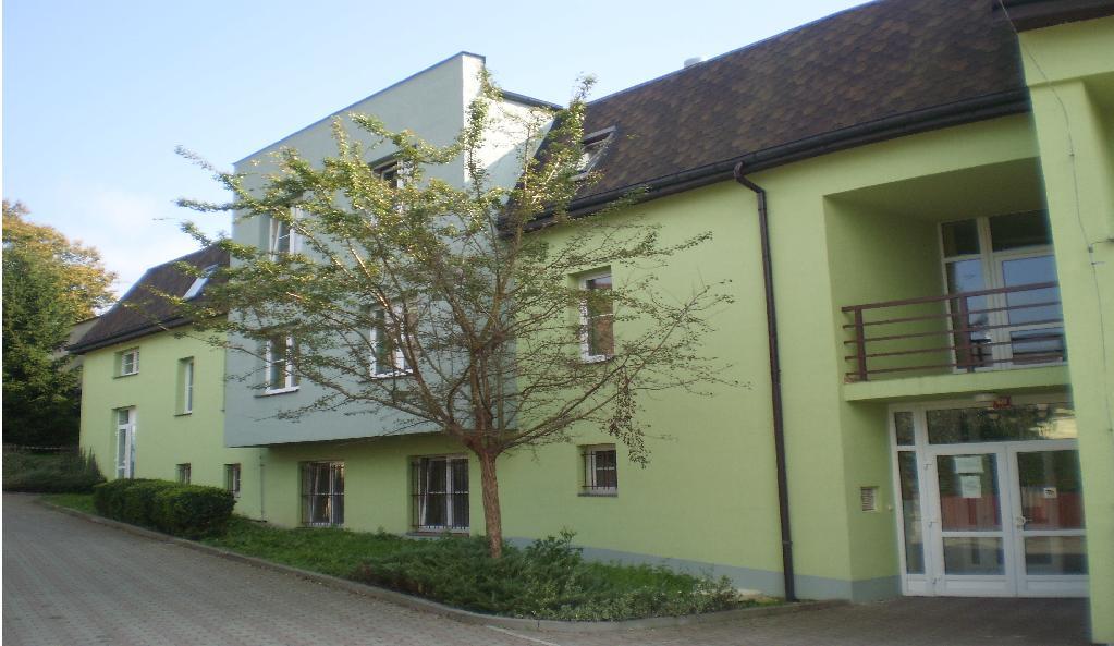 pracovníků pečovatelské služby. V přízemí jsou situovány 3 provozovny soukromých subjektů (obchody).
