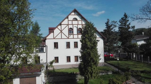 V budově se dále nachází byt správce DPS; společenská místnost, která je využívána k spolkové činnosti místními neziskovými organizacemi (Roska, Svaz důchodců, Svaz postižených civilizačními