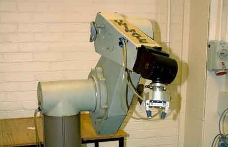 Počátky lékařské robotiky chirurgické roboty robot asistuje
