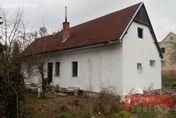 usedlost Prodej zemědělské usedlosti v Doubravanech u Košíku. Na pozemku jsou dva domy dispozičně řešené jako 2+1 a 1+1. Domy jsou před rekonstrukcí.