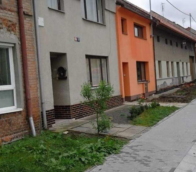 Slovní popis Prostřednictvím naší realitní kanceláře NEMO Vám nabízíme ke koupi patrový rodinný dům s malým dvorkem, který je situován ve