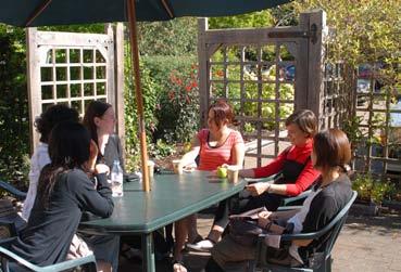 English for Teachers 23 780 Cena v Kč zahrnuje výuku, učební materiály, závěrečný certifikát a pojištění proti úpadku CK. Ubytování je od neděle před začátkem kurzu do soboty po ukončení kurzu.