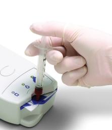 Analyzátor nevyžaduje od uživatele žádnou kalibraci, kalibrace a elektronická kontrola kvality je prováděna automaticky s každou měřící kartou.