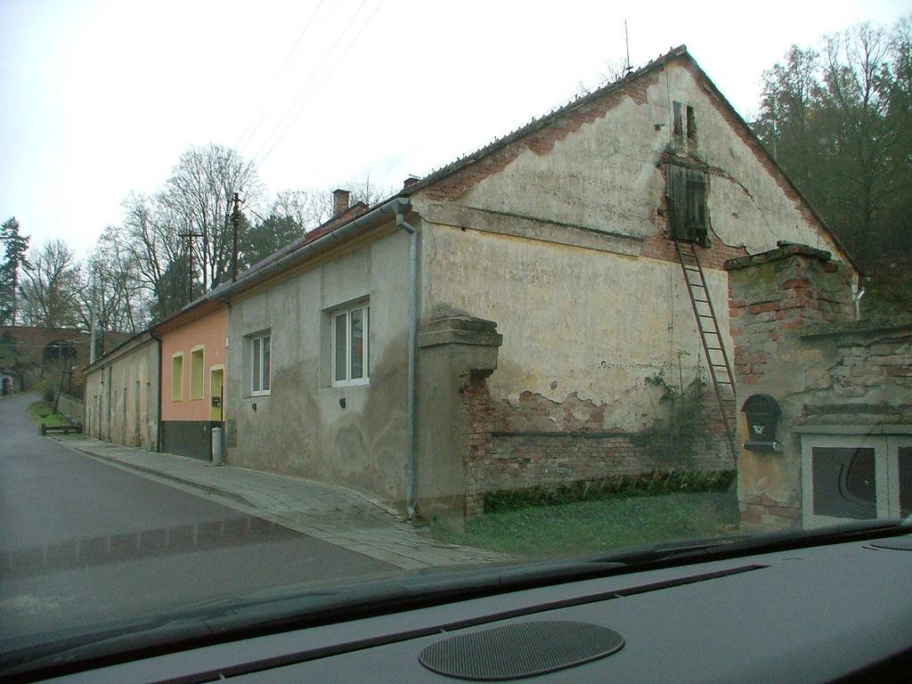 - 6 - B. Posudek Porovnávací metoda Znalec použil pro porovnání údaje z realitní inzerce (Sreality.cz) nabízených bytů v Moravském Krumlově.