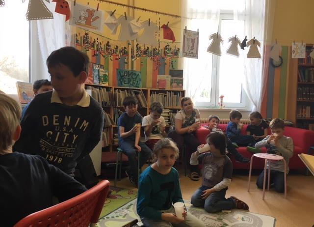 Velký dík patří studentům Střední školy hotelnictví a společného stravování, kteří pomáhali dětem s výrobky i se soutěžemi - Michaela Malá, Kateřina Šmejkalová, Monika