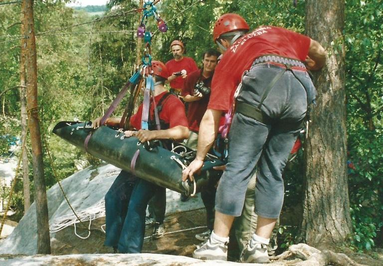 V těchto případech jde obvykle o důsledky špatného odhadu času, potřebného pro zdolání trasy, nebo nedostatečného nebo nevhodného oblečení a vybavení.