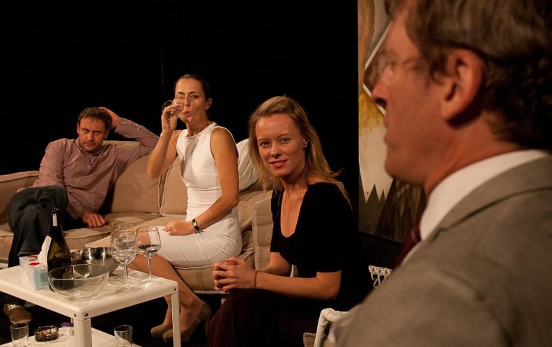 LISTOPAD 2018 Divadlo Verze 3 VERZE ŽIVOTA Yasmina Reza Thomas Zielinski David Prachař, Linda Rybová, Igor Chmela, Jana Janěková ml. Skvělá konverzační komedie ze současnosti.
