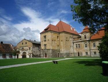 Obrázek 112 - Bývalý Trčkův hrad s přilehlým parkem Na budovu bývalého hradu navazuje opatství, které v současné době slouží jako ubytovací zařízení.