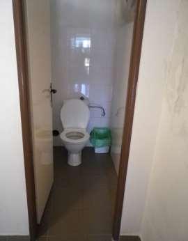 Při vchodu je nutné překonat jeden schod o výšce asi 10 cm.