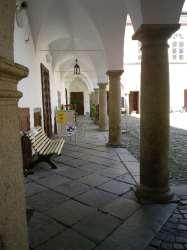 Vchod do zámku je bezbariérový, s pozvolným terénem vydlážděno dlažebními kostkami.