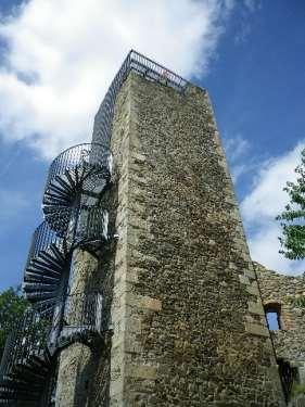 Obrázek 31 - Vyhlídková věž Hranolová věž o výšce asi 25 metrů se nachází v jádru zříceniny.