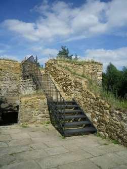 Obrázek 32 - Ochozy a hradby Vše je propojeno kamennými schody. Objekt se dá projít pouze uvnitř. Okolo jsou vybudované hradní příkopy.