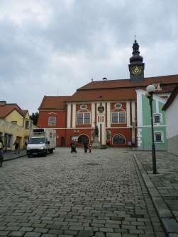 Pokud chceme navštívit zámek v Pelhřimově, můžeme zaparkovat na náměstí.