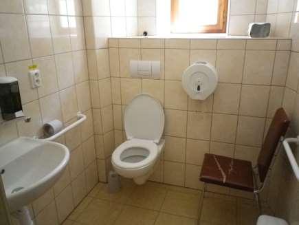 Obrázek 68 - Bezbariérová toaleta V blízkosti pivovaru se nachází i bezbariérové toalety, kde je samoobslužná plošina pro vozíčkáře.
