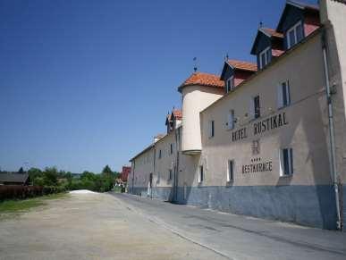 Obrázek 73 - Zámek Horní Cerekev Obrázek 74 - Parkování u hotelu Rustikal Parkoviště se nachází u hotelu a restaurace Rustikal cca 200 metrů od