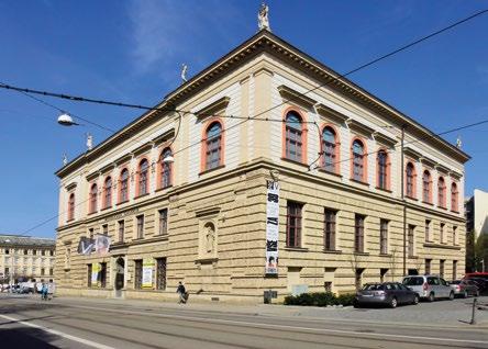 Krátkodobé výstavní projekty, sochařský park na nádvoří s kavárnou PRAHA, dětská herna, otevřený depozitář soch, galerijní knihovna se studovnou a knihkupectví.