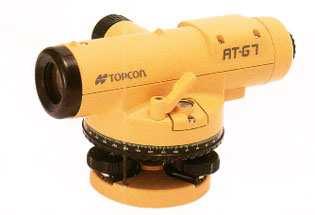 Pro výškové zaměření bodů pomocné měřické sítě byl použit nivelační přístroj Topcon AT-G7, v. č. AY 7771. Jedná se o optický přístroj s kompenzátorem.