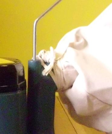 Nesedejte si vedle zařízení, když je v chodu. Pokud je zařízení zanecháno na jednom místě, kde se otáčí, a zároveň je bruska v kontaktu s podlahou, může dojít k vážnému poškození podlahy.