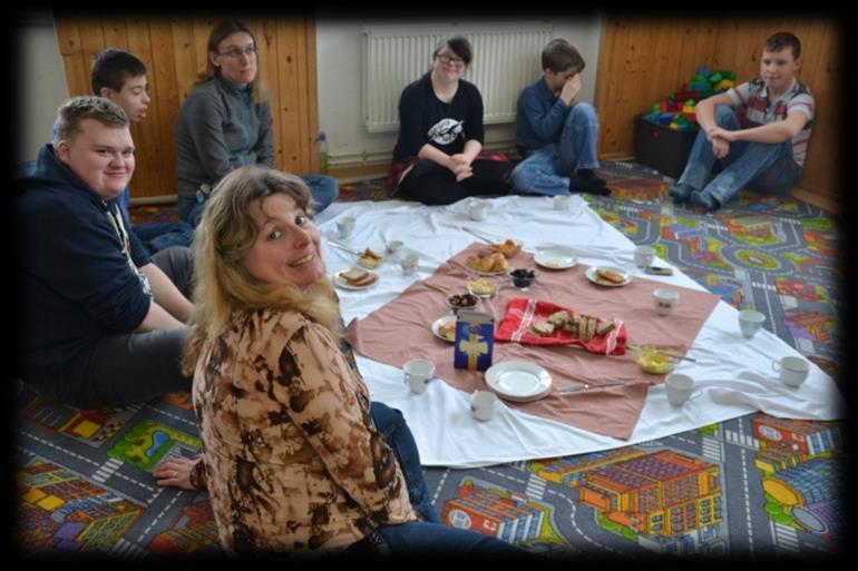 Marek: Tyčinky a jablíčka. Luky: Potom byla svačinka, jedli jsme a přišel pan učitel Ondra. Verča: Který má vousy. Marek: Jóó a vařil čaj, z termosky dal horkou vodu. Verča: Zelený a chutnal mně.