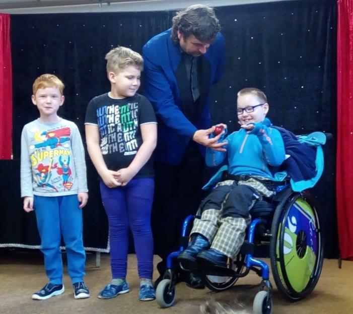 , a dokonce i paní učitelka Lenka si mohli na vlastní kůži vyzkoušet některé z jeho triků. Snad nás nějaké to kouzlo teď naučí.