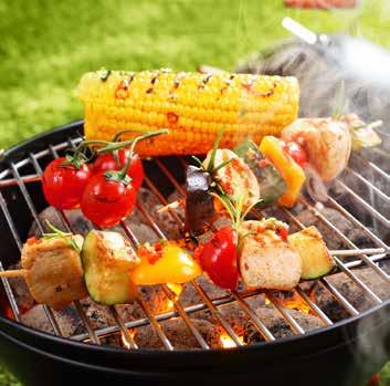 GRILOVÁNÍ BBQ Minimální objednávka 20 osob Časově omezeno na 2 hodiny SALÁTOVÝ BAR, OMÁČKY, PŘÍLOHY A DOPLŇKY 200 g / osoba Řecký salát s feta sýrem Krájená čerstvá zelenina