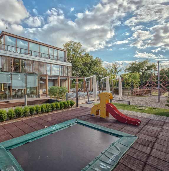 PROSTORY PRO VÁS VENKOVNÍ PROSTORY Užijte si svůj firemní event i venku. Sokolovna Průhonice disponuje dvěma terasami a multifunkčním hřištěm.